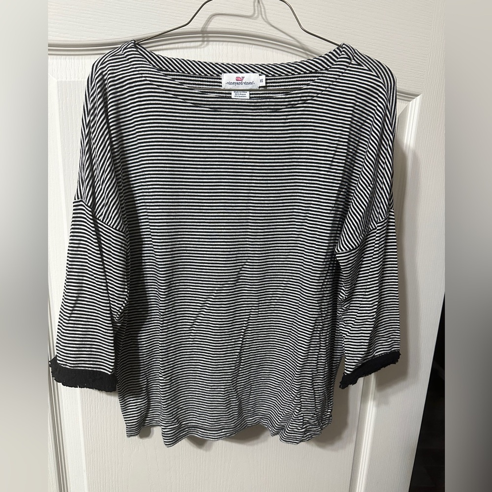 Vineyard vines black and white the striped 3/4 length sleeves with ruffle. XS